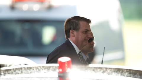 El presidente de Brasil, Jair Bolsonaro, sale del Palacio do Alvorada, en la ciudad de Brasilia (Brasil). EFE/Joédson Alves