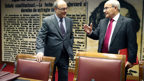 El gobernador de Banco de España, Luis María Linde, conversa con el presidente de la Comisión de Presupuestos del Senado, José Montilla, momentos antes de su comparecencia. EFE/Juan Carlos Hidalgo