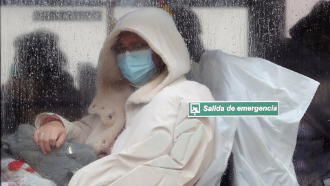 GRAF3738. MADRID 31/03/2020.- Un autobús del servicio de la Unidad Militar de Emergencias que traslada pacientes con coronavirus llega al Hospital Gregorio Marañón mientras el Ejército ultima la instalación del hospital de campaña cerca del acceso a