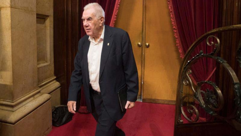 El alcaldable de ERC por Barcelona, Ernest Maragall, llega al Parlament de Catalunya. (MARTA PÉREZ | EFE)