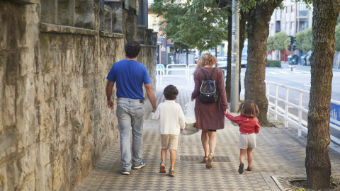 Una pareja lleva a sus hijos al colegio en Pamplona (Navarra). EUROPA PRESS/Eduardo Sanz