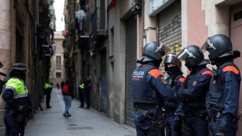 Los Mossos d'Esquadra han puesto en marcha una operación contra el narcotráfico en Barcelona que incluye unos cuarenta registros de "narcopisos". /EFE