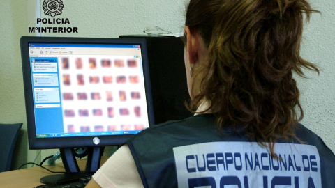 Imagen de archivo de una agente de policía investigando caso de pornografía infantil |  Policía Nacional