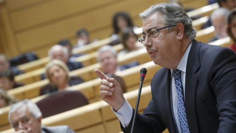 Zoido, durante su intervención en la sesión del control al Gobierno en el Senado. EFE/Javier Lizón