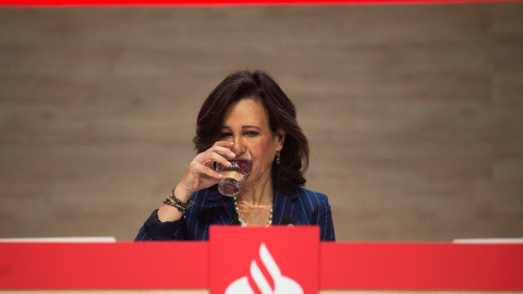 La presidenta del Banco Santander, Ana Botín, durante la junta general de accionistas del Banco Santander. EFE/Pedro Puente Hoyos