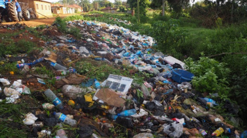 Basura acumulada en Njombe, un pueblo de suroeste de Tanzania, África./ Cedida