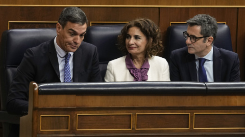 El presidente del gobierno, Pedro Sánchez y los ministros María Jesús Montero y Félix Bolaños en el pleno extraordinario del Congreso de los Diputados que debatió la ley de amnistía. EFE/ Borja Sánchez-Trillo