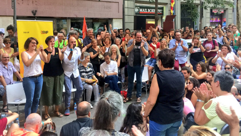 La mare d'Anna Gabriel (d'esquenes) intervé en la concentració davant la seu de la CUP, en l'aniversari del 20S. / Arran.