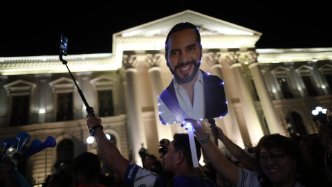  Seguidores de Nayib Bukele frente al Palacio Nacional, en San Salvador (El Salvador). EFE/ Bienvenido Velasco