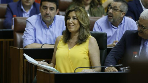 La presidenta de la Junta de Andalucía, Susana Díaz, junto al vicepresidente Manuel Jiménez Barrios, en su escaño momentos antes de comparecer en el pleno del Parlamento autonómico para informar sobre la situación política de la comunidad, una inic