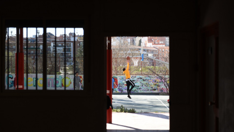 Unos chicos disfrutan de un partido de baloncesto durante el recreo. FERNANDO SÁNCHEZ