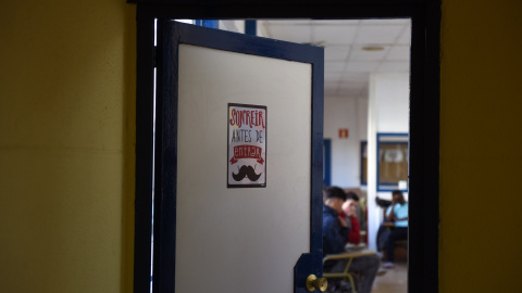 Puerta del aula del Proyecto SER, de la ONG Norte Joven. FERNANDO SÁNCHEZ.