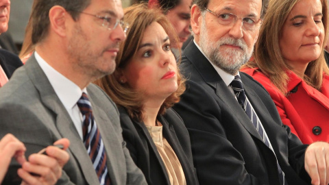 El ministro de Justicia, Rafael Catalá junto a la vicepresidenta del Gobierno, Soraya Saenz de Santamaría y el presidente del Ejecutivo, Mariano Rajoy. EUROPA PRESS