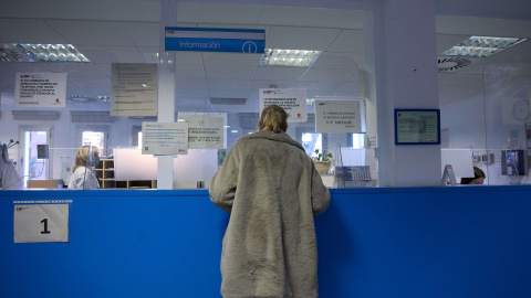 Una mujer en el mostrador de un centro de salud en Madrid. EUROPA PRESS/Jesús Hellín