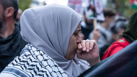 Una mujer llora durante una concentración por los últimos acontecimientos en Gaza, frente a la embajada Israelí, a 18 de octubre de 2023, en Madrid. Matias Chiofalo / Europa Press.