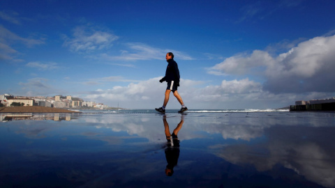 Un hombre camina por el paseo marítimo de A Coruña este lunes. EFE