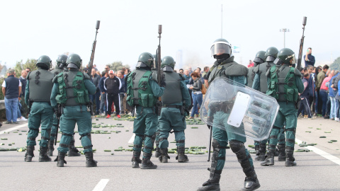 La Guardia Civil vigila a los agricultores que cortan la A-7 el 18/02/20 como protesta por la situación del campo español./ Rafael González (Europa Press)