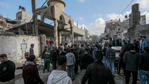 Palestinos buscan personas desaparecidas bajo los escombros de una mezquita destruida en la ciudad de Deir Al Balah, Franja de Gaza, el 4 de febrero de 2024, tras un ataque aéreo israelí.- EFE/MOHAMMED SABLE