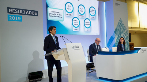 El presidente del grupo Telefónica, José María Álvarez-Pallete (i), acompañado del consejero delegado, Ángel Vila y Laura Abasolo, directora general de Finanzas y Control, durante la rueda de prensa que han ofrecido para presentar los resultados de 