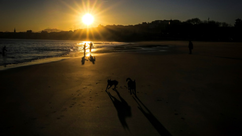 Vista del amanecer este jueves en la playa de Ondarreta de San Sebastián. EFE