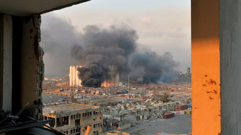 Nube de humo en el área del puerto con daños y escombros después de la gran explosión en el puerto de Beirut. EFE / EPA / WAEL HAMZEH