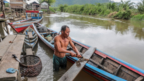 31/08/2019. Un pescador en Batang Toru (Indonesia), donde se construye una  central hidroeléctrica. / EFE