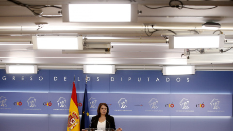 La portavoz del PSOE en el Congreso, Adriana Lastra, durante la rueda de prensa tras la reunión mantenida con el portavoz de ERC, Gabríel Rufián. EFE/Javier Lizón