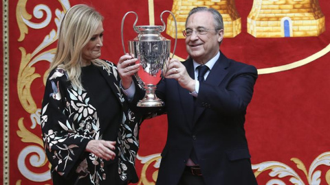 Cifuentes, con Florentino Pérez en la celebración de la Champions del Madrid. EFE/Ballesteros