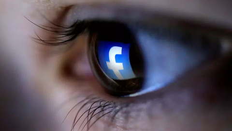 Reflejo del logo de Facebook en un ojo. REUTERS/DADO RUVIC/