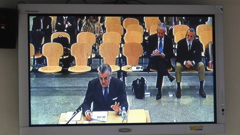 Imagen del monitor instalado en la sala de prensa de la Audiencia Nacional de la declaración del extesorero del PP Luis Bárcenas en juicio del caso Gürtel. EFE/Emilio Naranjo