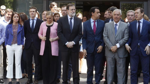 El presidente del Gobierno y del PP, Maria Rajoy (c), junto a los miembros del Comité de Dirección del partido, durante el minuto de silencio en Génova en solidaridad con las víctimas del atentado de Londres. EFE/Ángel Díaz