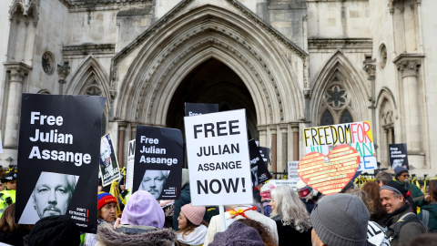 Manifestación en apoyo de Julian Assange delante del Tribunal Superior de Londres, donde se examina su extradición a Estados Unidos. REUTERS/Toby Melville