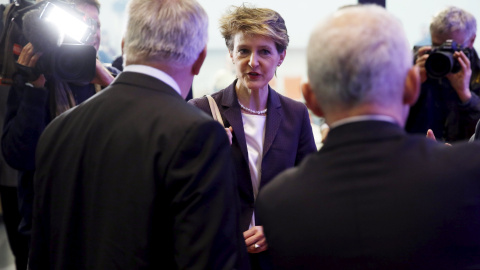 La ministra de Justicia suiza, Simonetta Sommaruga, a su llegada a la rueda de prensa para comentar el resultado del referendum sobre la propuesta xenófoba para deportar a los extranjeros con delitos menores. REUTERS/Ruben Sprich