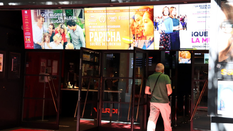 Sala dels cinemes Verdi el primer dia d'activitat després de la decisió del TSJC per reobrir. MAR VILA / ACN