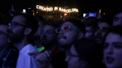 Públic d'un dels concerts del Primavera Sound 2019, amb un cartell lluminós al fons amb la inscripció 'Made in Barcelona'.ACN