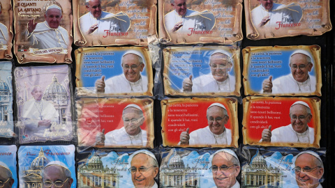 La efigie del Papa Francisco, en varios imanes a la venta en una tienda de recuerdos cerca del Vaticano.  REUTERS/Remo Casilli