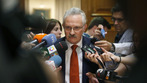 El portavoz de Interior del PSOE, Antonio Trevín, hace declaraciones tras la comparecencia del ex director general de la Policía Ignacio Cosidó . EFE/Javier Lizon