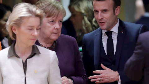 La presidenta de la Comisión Europea, Úrsula von der Leyen (i), la canciller alemana, Angela Merkel, y el presidente francés, Emmanuel Macron, conversan durante un encuentro del Consejo Europeo en Bruselas./ OLIVIER HOSLET (EFE)