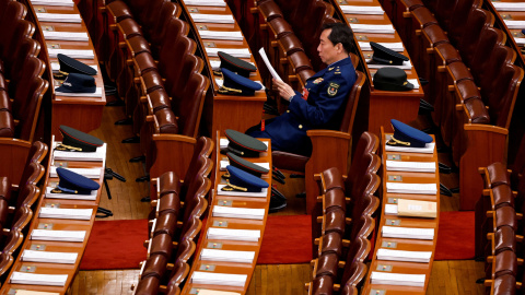 Un miembro de la delegación militar lee informes dentro del Gran Salón del Pueblo el día de la sesión inaugural del Congreso Nacional del Pueblo (NPC), en Beijing, China, el 5 de marzo de 2024. REUTERS/Tingshu Wang