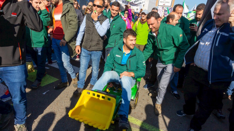 GRAF4008. MÉRIDA, 21/02/2020.- Los agricultores convocados por La Unión, la Asociación del Sector Primario Extremeño (ASEPREX) y la Asociación del Valle del Jerte, participan en una manifestación por los precios de los productos agrarios este vierne