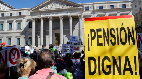 Manifestación pensionistas delante del Congreso. EFE