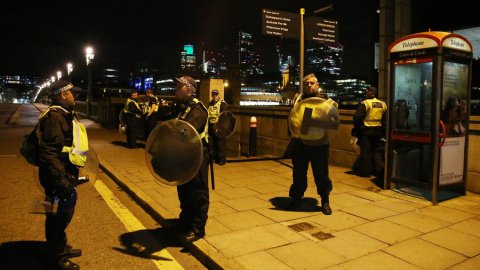 Policías británicos cerca del puente donde tuvo lugar el último atentado en Londres. REUTERS/Neil Hall