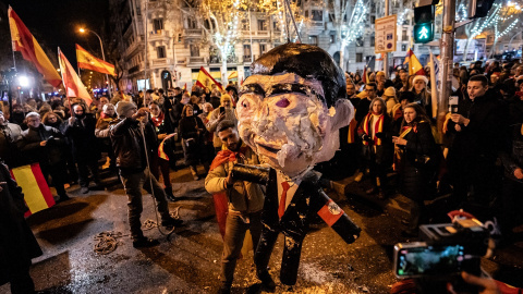  Decenas de personas celebran la entrada del año nuevo en la calle Ferraz, a 1 de enero de 2024.- Diego Radamés / Europa Press