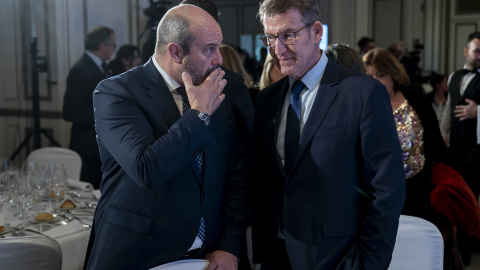 El presidente del Senado, Pedro Rollán, le hace una confidencia al líder del PP, Alberto Núñez Feijóo, durante la gala de entrega de los premios Parlamentarios 2023, en Madrid. EUROPA PRESS/A. Pérez Meca