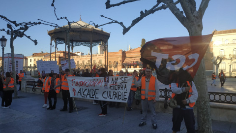 Trabajadores en una concentración contra el cierre de Fundación Nº1 en Alcalá de Henares, Madrid. / PÚBLICO