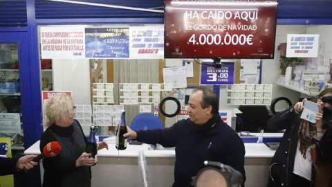 Los propietarios de la administración situada en el Paseo de la Esperanza, número 4, en Madrid, celebran la venta íntegra del número 66.513, agraciado con el Gordo de Navidad, dotado con cuatro millones de euros por serie (400.000 euros por décimo), 