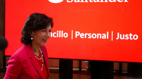 La presidenta de Banco Santander, Ana P. Botin, a su llegada a la rueda de prensa en la que ha anunciado la compra por un euro del Banco Popular. REUTERS/Juan Medina