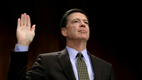 James Comey jura antes de declarar en el Senado de Estados Unidos el pasado 3 de mayo de 2017. | REUTERS