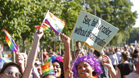 Asistentes a la mayor marcha del Orgullo Gay 2017 en el mundo, que ha partido de la glorieta de Atocha de Madrid para reivindicar la libertad sexual bajo el lema "Por los derechos LGTBI en todo el mundo". EFE/Javier López.