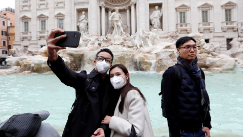 Unos turistas en la Fontana di Trevi. REUTERS